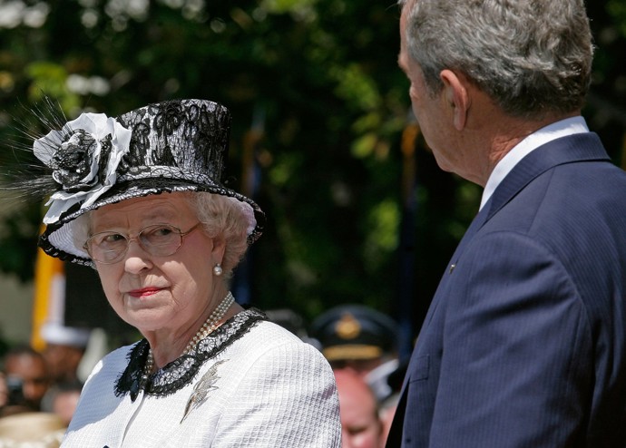 FOTO: Když George W. Bush v roce 2007 hostil královnu v Bílém domě, postaral se o zábavné faux pas hned v uvítacím projevu. V letopočtech se totiž zamotal tak nešťastně, že z Alžběty II. rázem udělal panovnici o dvě století starší. – stránka 1