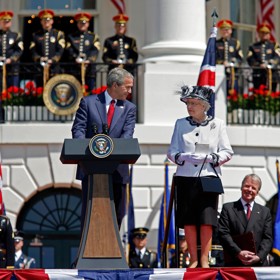 Když George W. Bush v roce 2007 hostil královnu v Bílém domě, postaral se o zábavné faux pas hned v uvítacím projevu. 