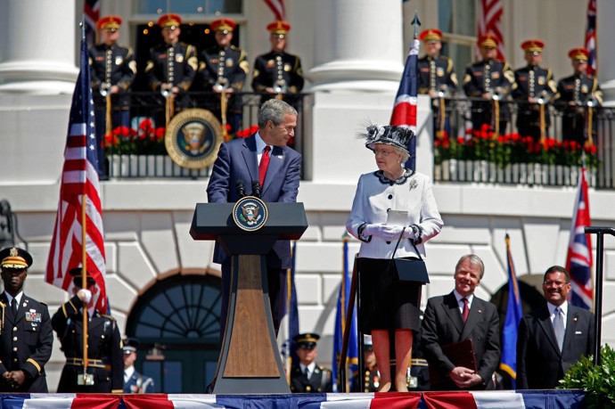 FOTO: Když George W. Bush v roce 2007 hostil královnu v Bílém domě, postaral se o zábavné faux pas hned v uvítacím projevu.