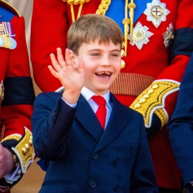 Princ Louis už není žádné malé děcko. Slaví osmé narozeniny, rostou mu první dospělácké zuby a také za poslední rok neskutečně vyzrál. Takhle zdravil přítomné během vojenské přehlídky loni v červnu.