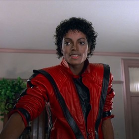 Takto vypadal Michael v roce 1983 při natáčení klipu k písni Thriller. Se synovcem vypadají jako dvojčata.