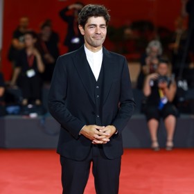 Adrian Grenier se po dotočení úspěšného seriálu Vincentův svět stáhl z Hollywoodu a žije na ranči v Texasu.