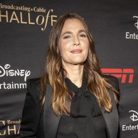 Jako poslední se k hnutí Osvoboďte bradavky přihlásila Drew Barrymore ve své talk show. Pronesla kurážně, že je jí jedno, jestli jí prsa budou sahat až ke kolenům. Na podprsenku už se zkrátka cítí moc stará.