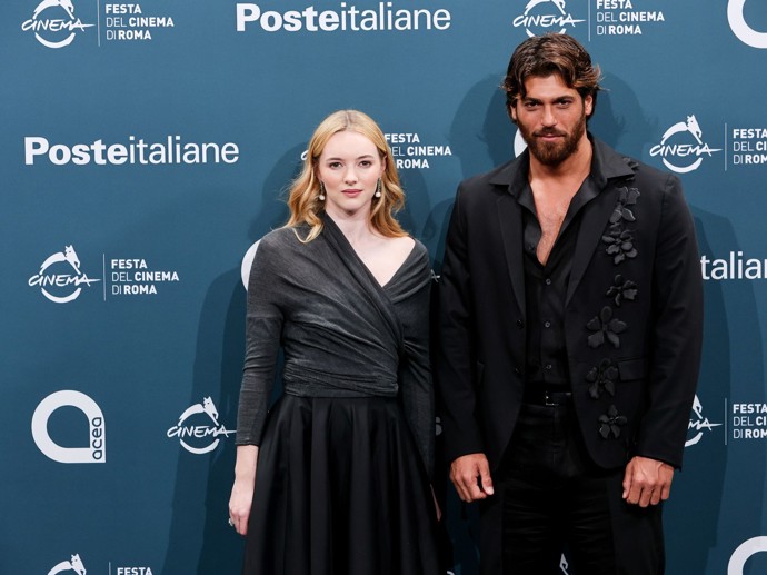FOTO: Can Yaman se svou kolegyní Alanah Bloor. – stránka 2