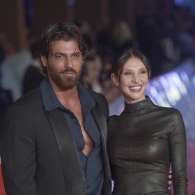 Can Yaman s alžírskou DJkou a producentkou Sarou Blum.