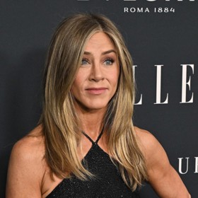 Jennifer Aniston se během své kariéry stala předmětem mnoha fám a spekulací. Jednou z nich byl i domnělý poměr s kolegou z Přátel Mattem LeBlankem.