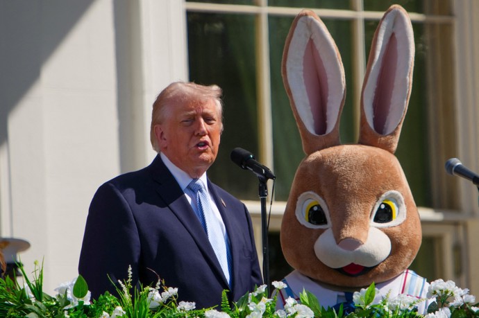FOTO: Donadl Trump oslavil Velikonoce a u Bílého domu uspořádal tradiční velikonoční koulení vajíček (Easter Egg Roll). – stránka 16