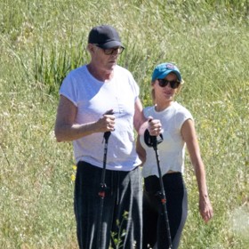 Společnost mu po celou dobu dělala jeho žena.