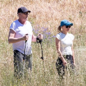 David Hasselhoff rozhýbává koleno po operaci.