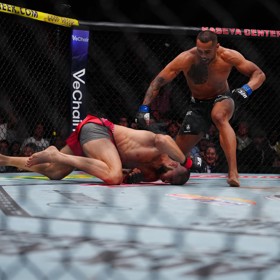 Jiří Procházka padá po drtivém knokautu. 