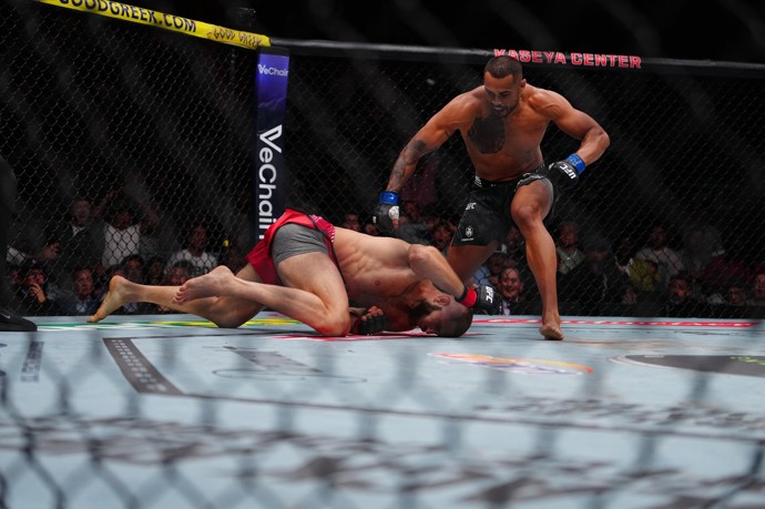 FOTO: Jiří Procházka padá po drtivém knokautu.