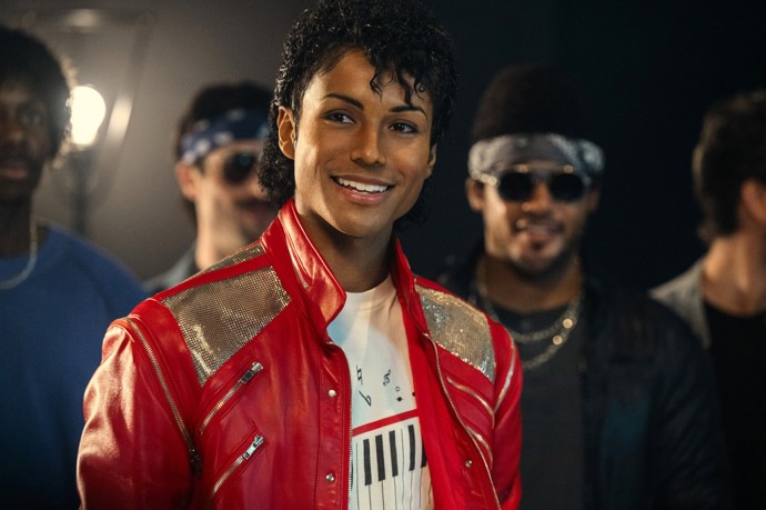 FOTO: Jaafar Jackson jako Michael Jackson ve filmu Michael. – stránka 2