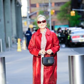 Meryl Streep nosí v souvislosti s filmem Ďábel nosí Pradu 2 spoustu výrazných modelů a v jejím šatníku nechybí ani letos velmi trendy červená.