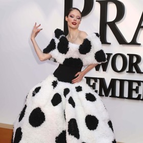 Modelka Coco Rocha zvolila extravagantní róbu.