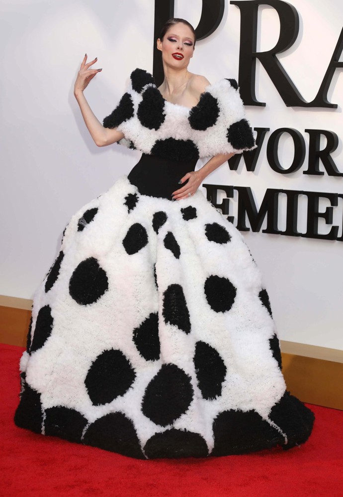 FOTO: Modelka Coco Rocha zvolila extravagantní róbu. – stránka 60