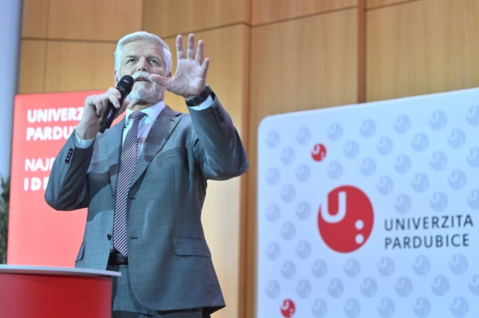 FOTO: Petr Pavel navštívil Univerzitu Pardubice, kde se zúčastnil debaty se studenty. – stránka 42