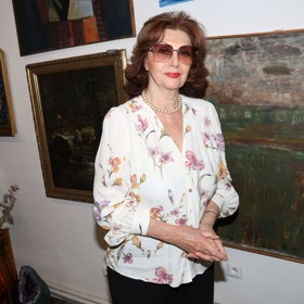 Středobodem celého looku byla halenka s květinovým potiskem, která patří k základům jarního šatníku, ale outfit povýšily právě doplňky.