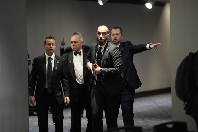 FOTO: V budově hotelu, kde byl Donald Trump, došlo ke střelbě. – stránka 14