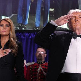 Donald Trump s Melanií Trump na galavečeři v hotelu Washington Hilton. Možná tady se Trump inspiroval pro nový vzhled Zrcadlícího bazénu.