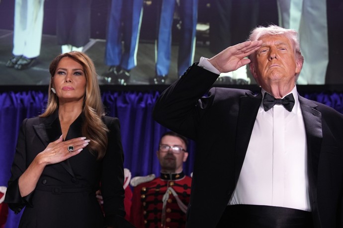 FOTO: Donald Trump s Melanií Trump na galavečeři v hotelu Washington Hilton, kde došlo k útoku. – stránka 13