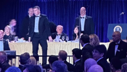 FOTO: Donald Trump byl okamžitě eskortován pryč.