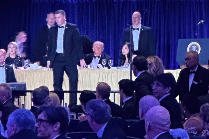 FOTO: Donald Trump byl okamžitě eskortován pryč. – stránka 12