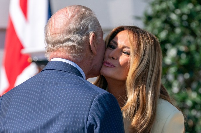 FOTO: Melania Trump se líbá s Karlem III. – stránka 2