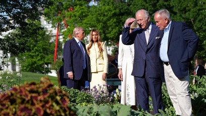 FOTO: Král Karel III. si prohlíží zahrady Bílého domu.
