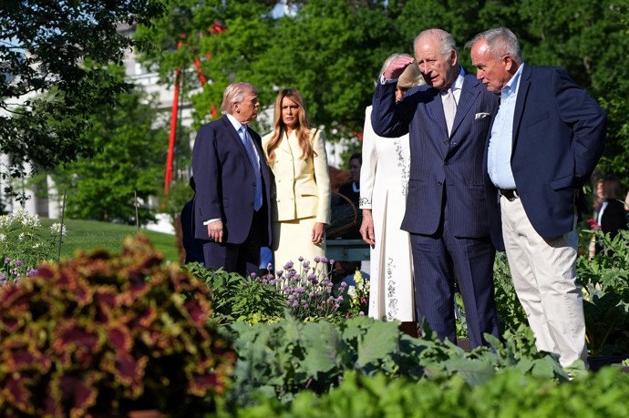 FOTO: Král Karel III. si prohlíží zahrady Bílého domu. – stránka 8