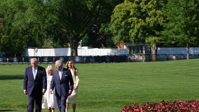 FOTO: Donald Trump a král Karel III. a za nimi jejich manželky.