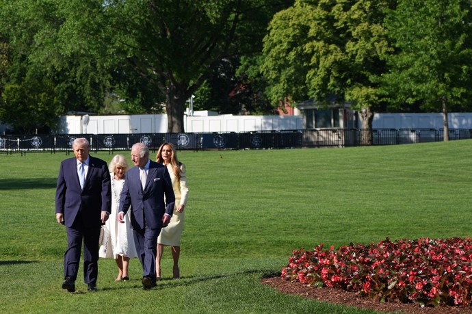FOTO: Donald Trump a král Karel III. a za nimi jejich manželky. – stránka 5
