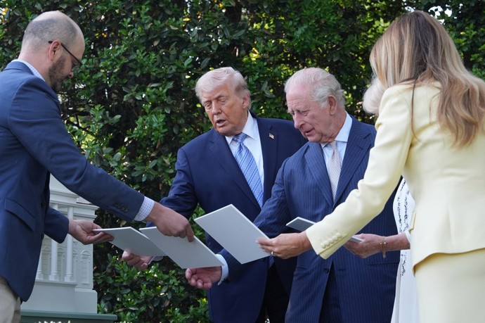 FOTO: Donald Trump přivítal královský pár. – stránka 2