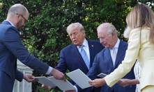 Donald Trump přivítal královský pár.