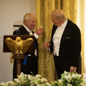 Trumpovu medvědímu stisku neunikl ani Král Karel III. během návštěvy v Bílém domě.