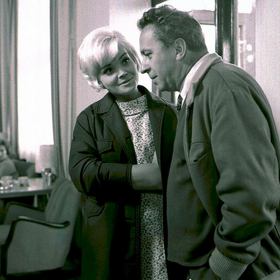 V krimi z roku 1966 Smrt za oponou si zahrálo mnoho tehdejších hvězd: Miroslav Horníček jako kriminalista, Květa Fialová jako tanečnice závislá na drogách a Waldemar Matuška jako mezinárodní zločinec. Na snímku s Miroslavem Horníčkem je Gabriela Vránová.