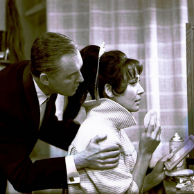 snímek z filmu Smrt za oponou  (Lubomír Lipský st., Květa Fialová) 