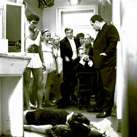 snímek z filmu Smrt za oponou  (Josef Langmiler, Lubomír Lipský st. a Ilja Prachař)