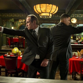 snímek z filmu Muži v černém 3 (Tommy Lee Jones, Will Smith)