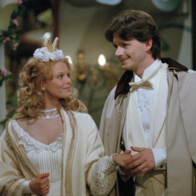 Lolinka a kníráč: Princezna Lolinka je hezká, ale ženiši se jí vyhýbají. Je totiž velmi rozmazlená. Vše se změní, až se objeví kouzelnice Otylka a její pomocník. Na snímku Klára Apolenářová a Jan Šťastný