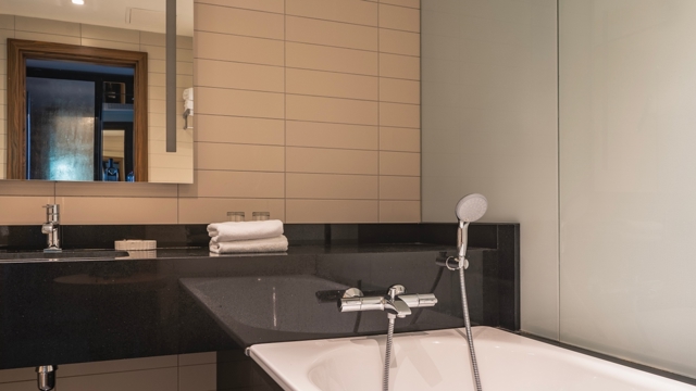 Nejen bezpečnost. Co koupelnám v roce 2026 přináší termostatické vanové baterie