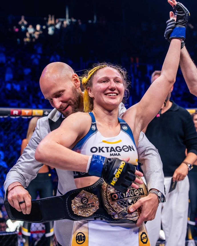 FOTO: Pavol Neruda předal pás Lucii Szabové. – stránka 2