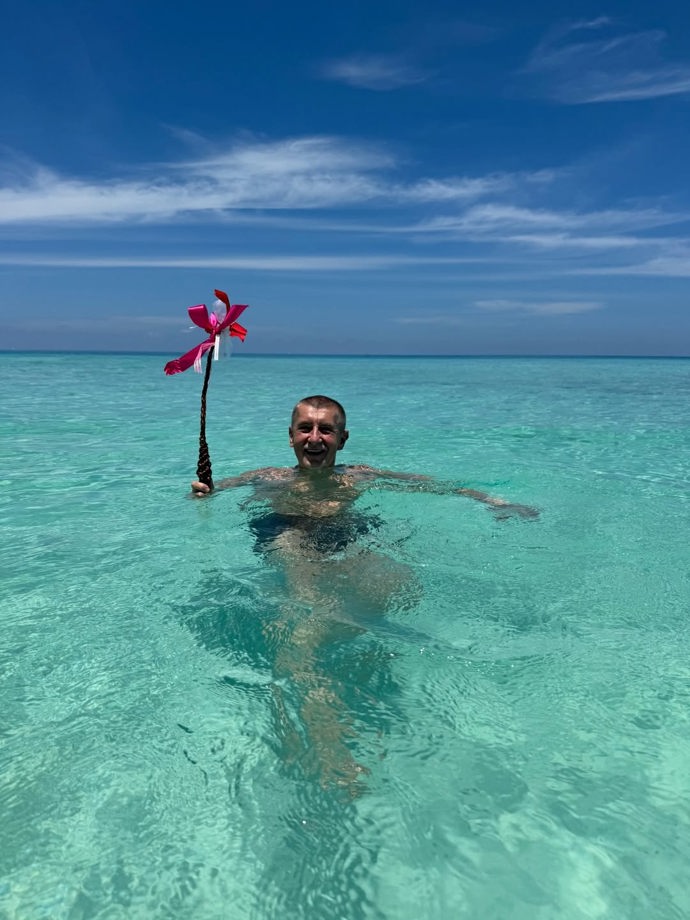 FOTO: Andrej Babiš si užívá Velikonoce po svém.