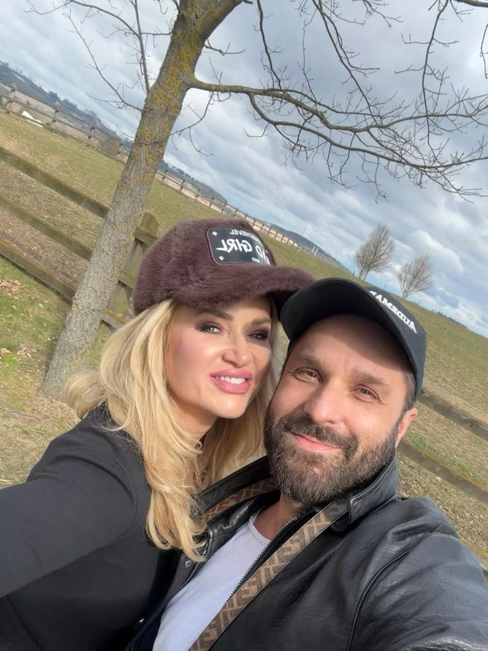 FOTO: Monika Babišová si velikonoční svátky užívá po boku Ivana Šablatury. – stránka 2