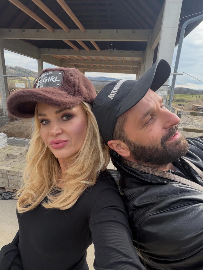 FOTO: Monika Babišová vyrazila na Čapí hnízdo se svým kamarádem Ivanem Šablaturou. – stránka 1