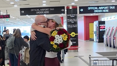 FOTO: Lešek Wronka svou ženu Vendulu přivítal na letišti.