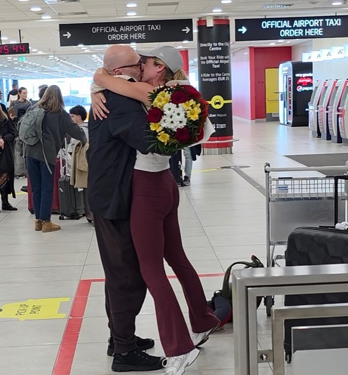 FOTO: Lešek Wronka svou ženu Vendulu přivítal na letišti. – stránka 10