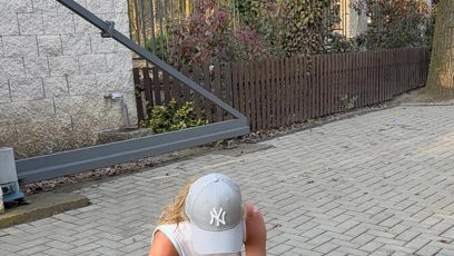 FOTO: Vendula Wronka při vítání s pejsky.