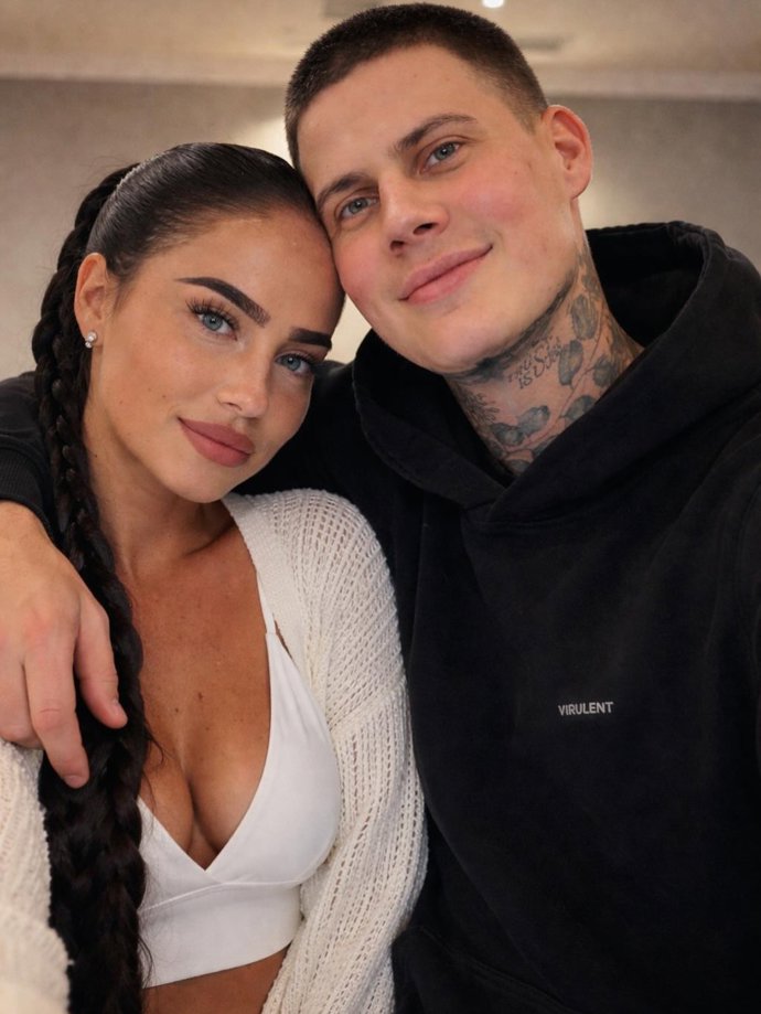 FOTO: Nikolas Němec tvoří pár s pohlednou tmavovláskou. – stránka 1