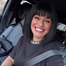 Lucii Borhyové to v černé paruce sluší.