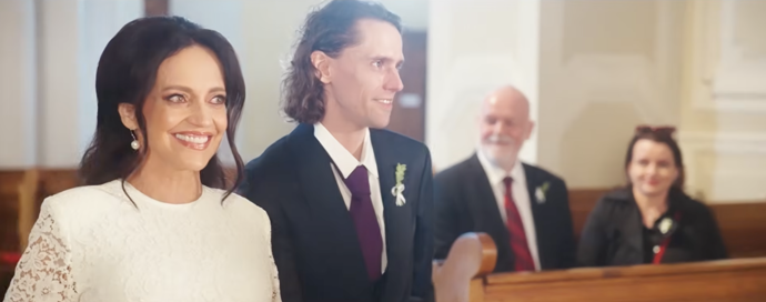 FOTO: Lucii Bílou k oltáři odvedl její syn Filip.